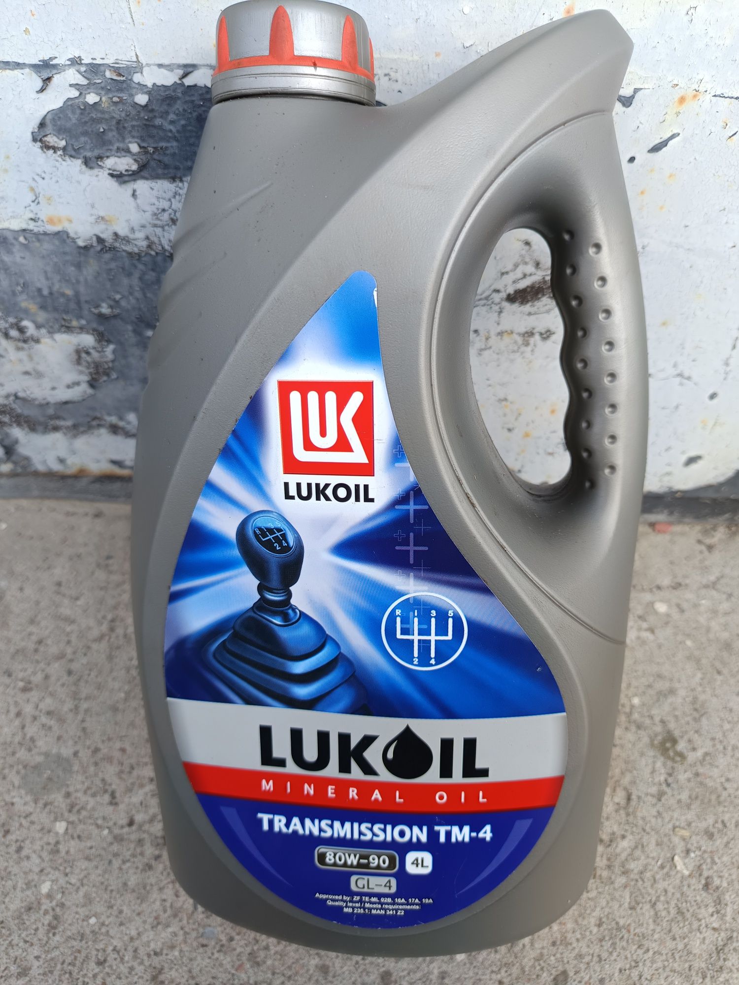 Масло моторне мінеральне 15w-40 20л, трансмісійне 80w-90 4л.