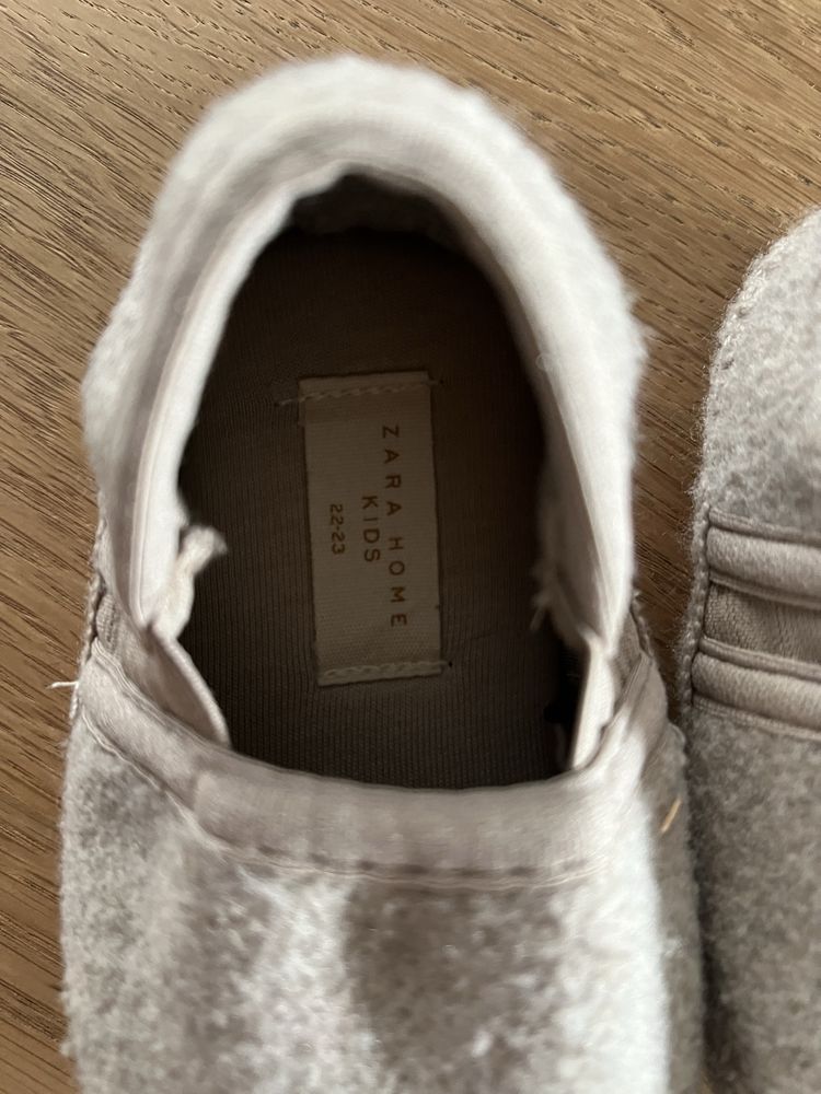 Zara Home Kids nowe antypoślizgowe kapcie 22-23 beżowy filc