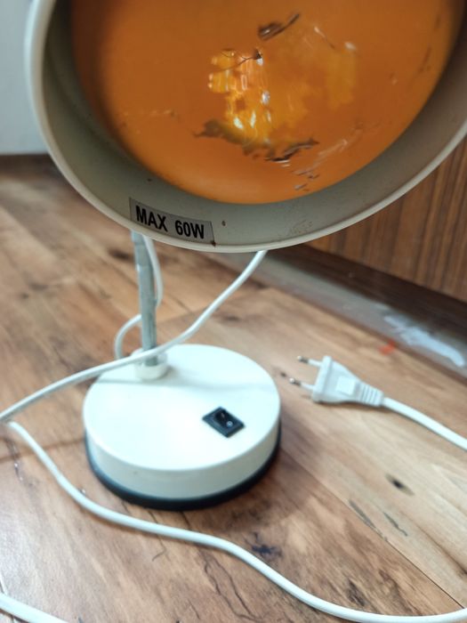 Biała lampka na biurko