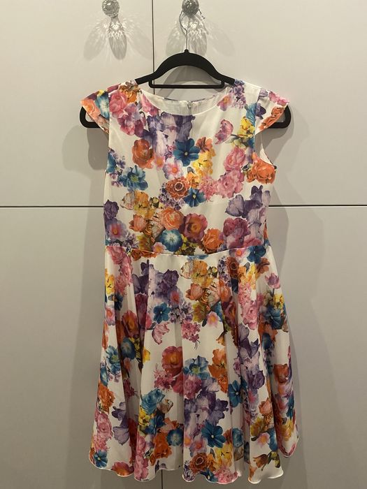 biała sukienka w kolorowe kwiaty