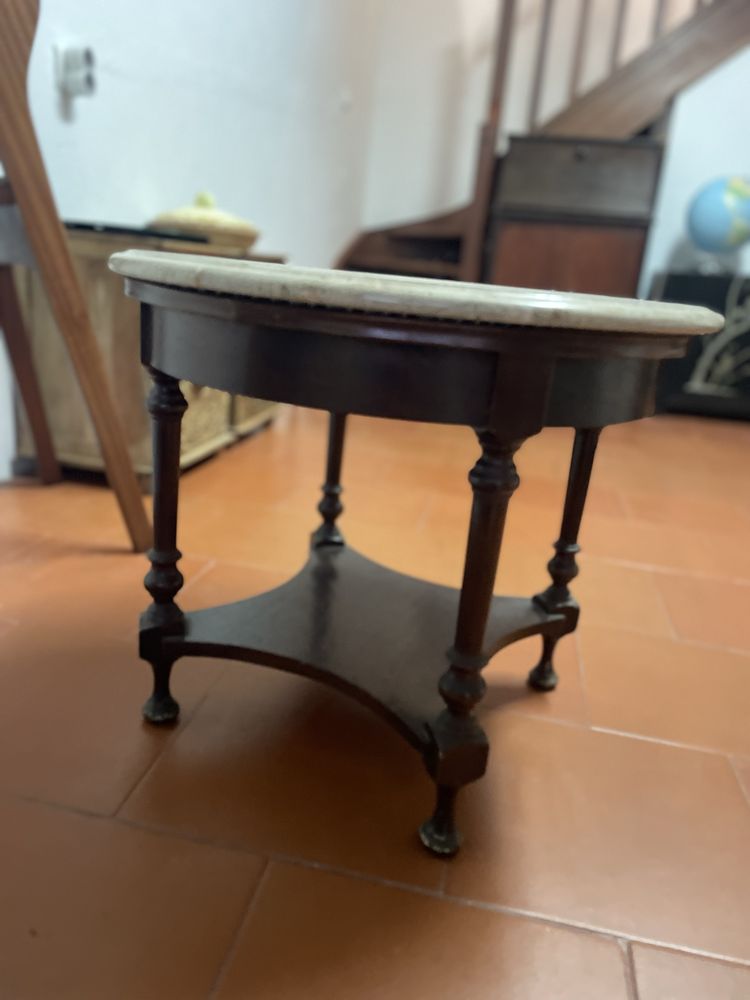 Mesa em pedra e madeira