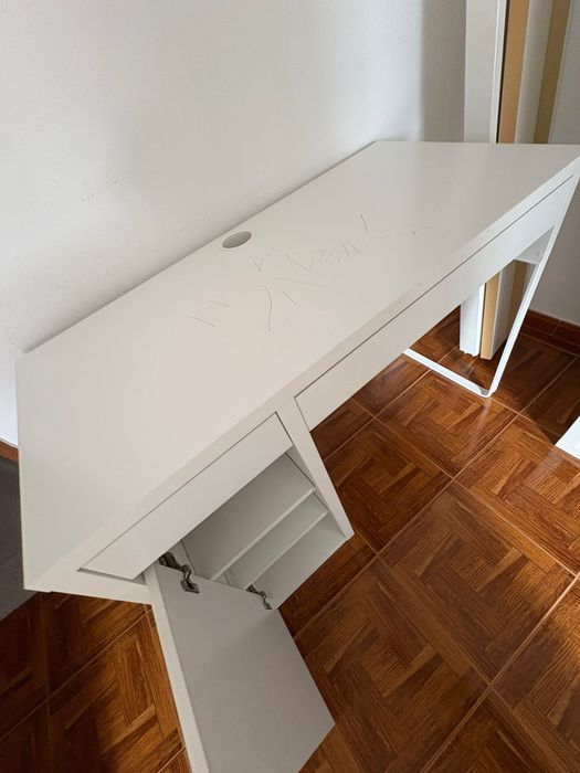 Secretária IKEA com arrumação