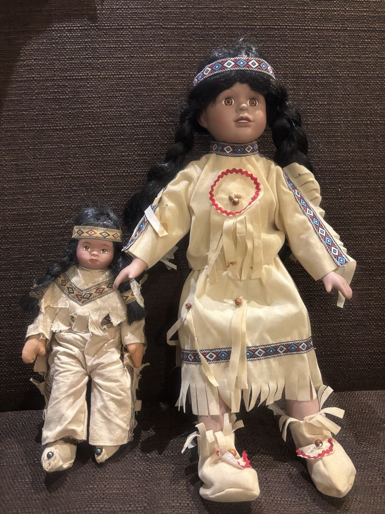 Lalki indianki w oryginalnym ubraniu.