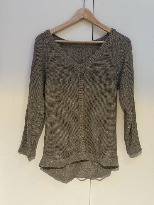 Beżowy sweter przeplatany złotą nitką