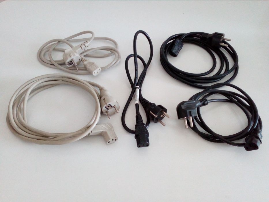 Cabos para ligar à corrente computadores e monitores