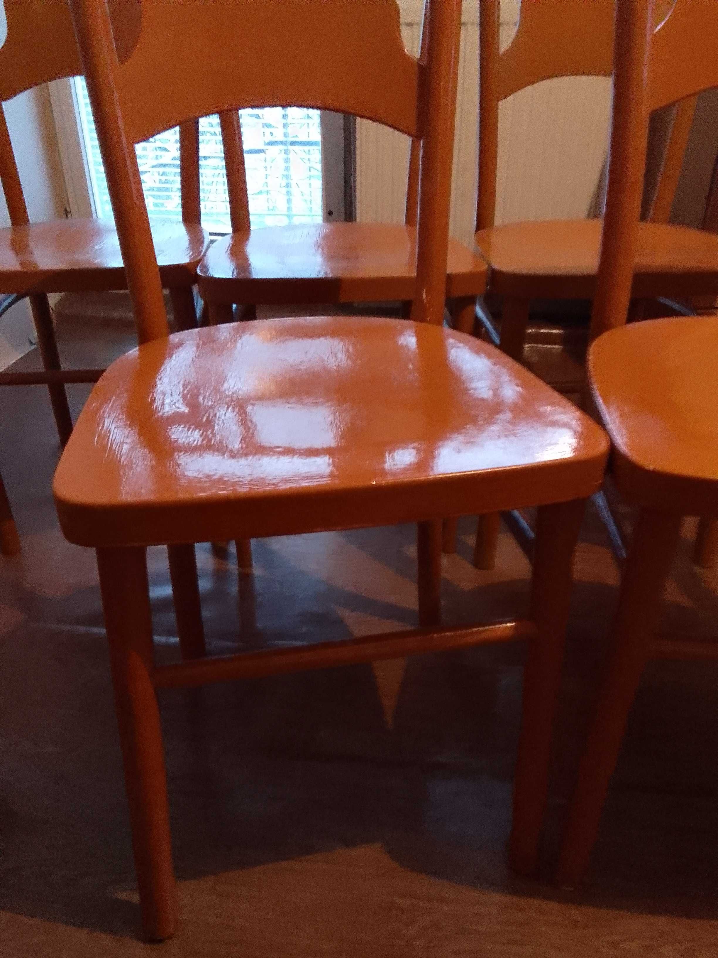 Stół i krzesła do domku letniskowego