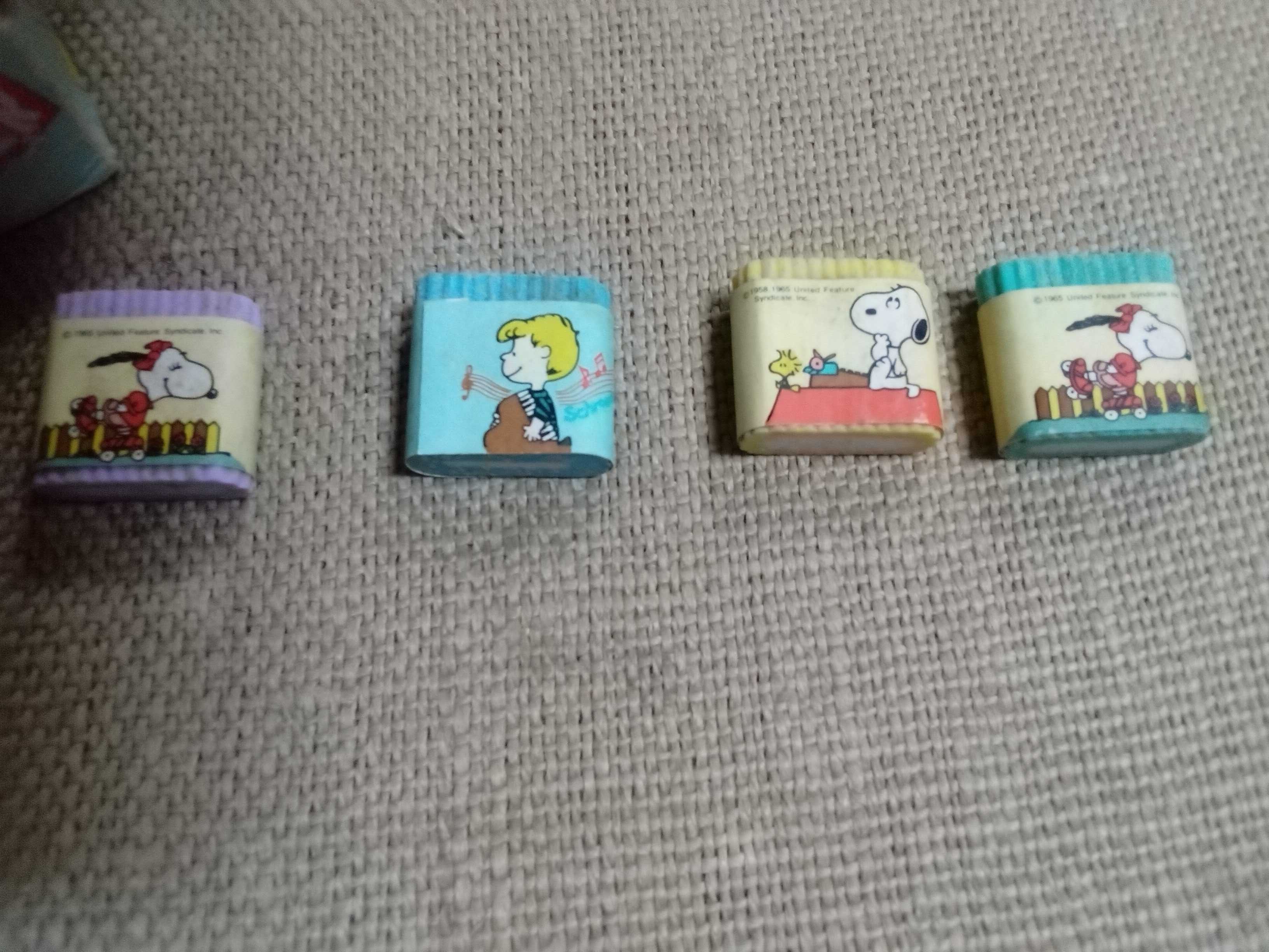 Vendo rara coleção de 60 borrachas vintage em caixa original do Snoppy