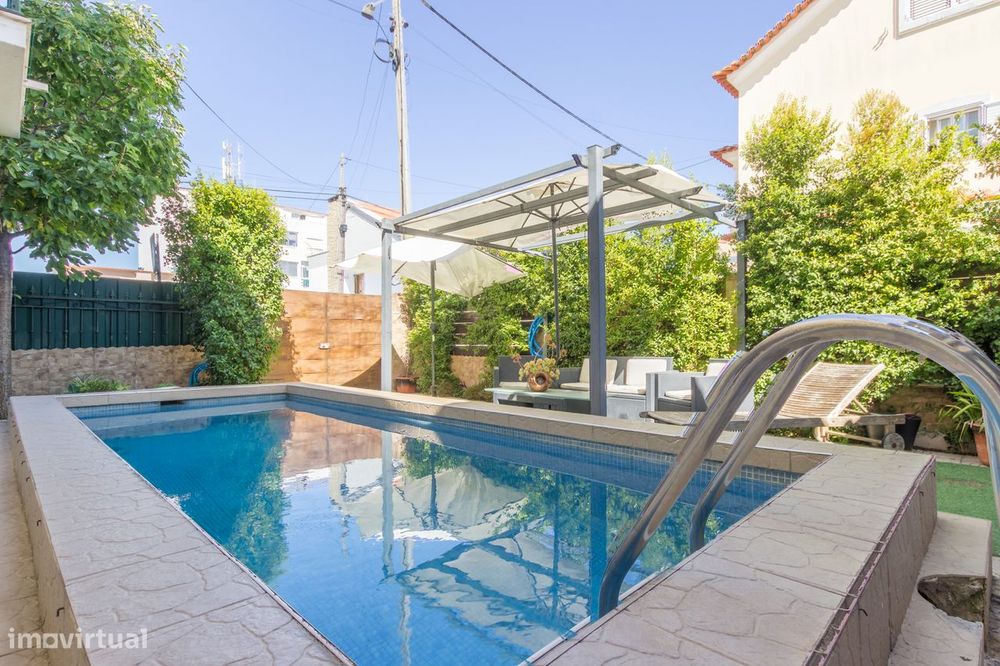 Moradia geminada de tipologia T3 com piscina, garagem e jardim