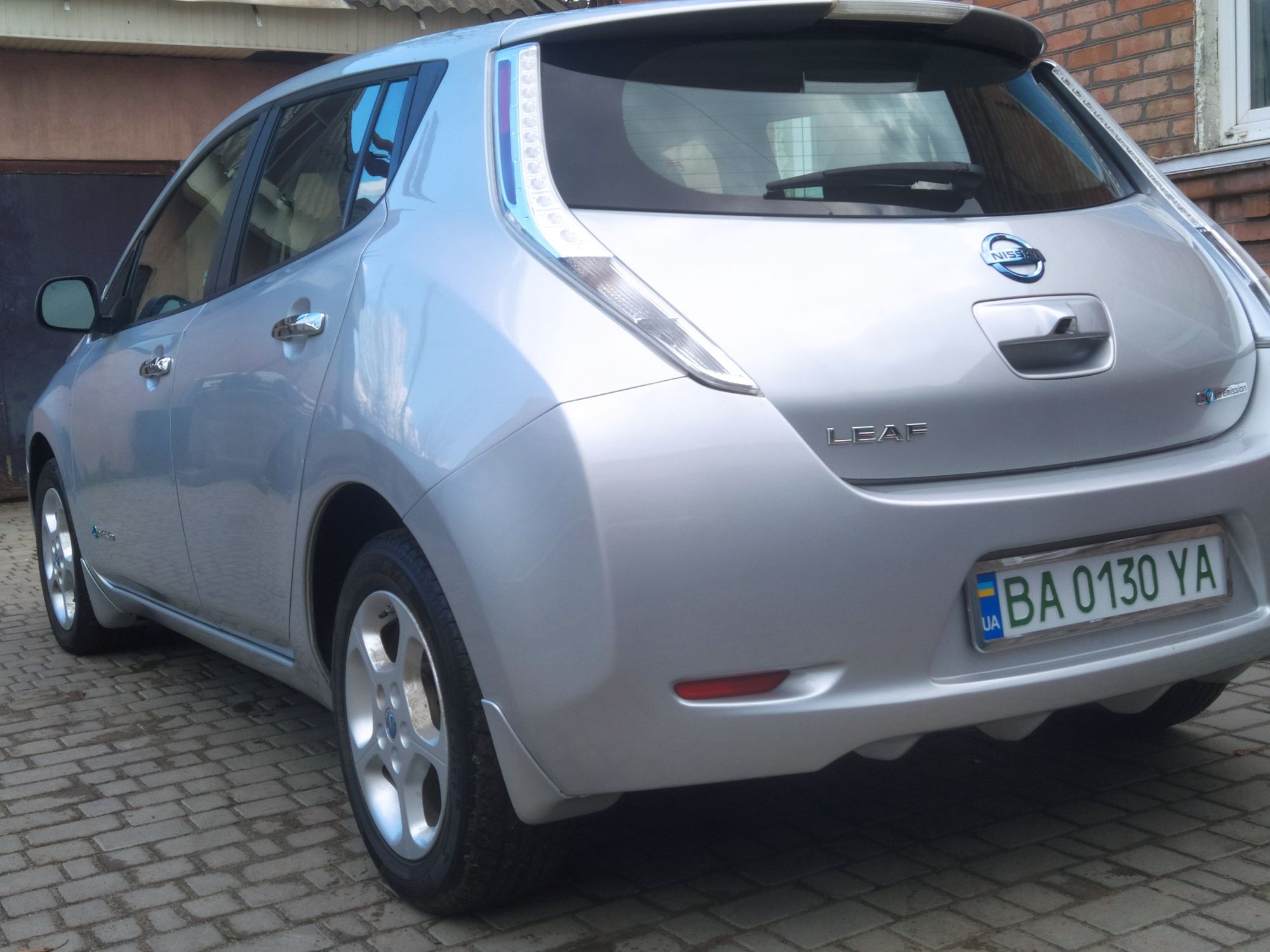 Нісан ліф Nissan leaf