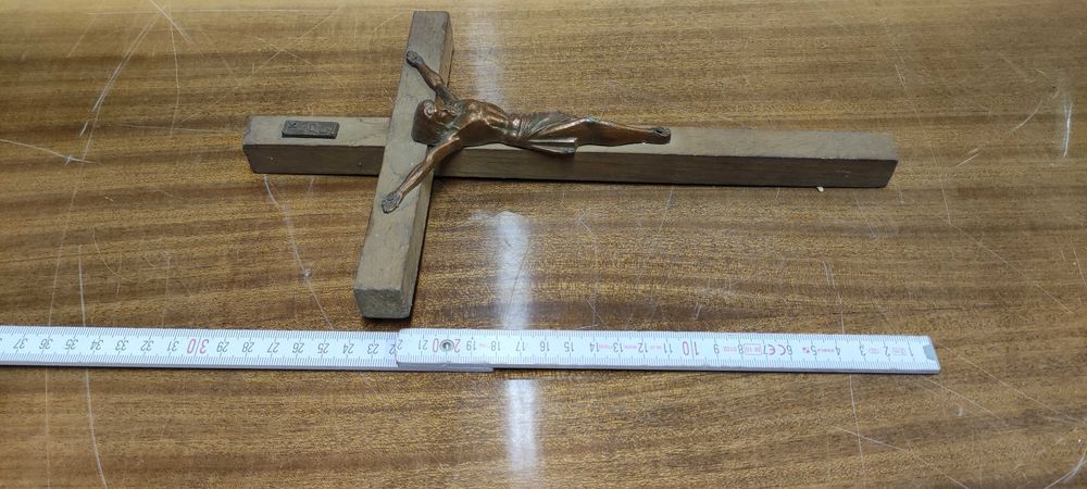 stary drewniany krzyżyk Jezus krucyfiks