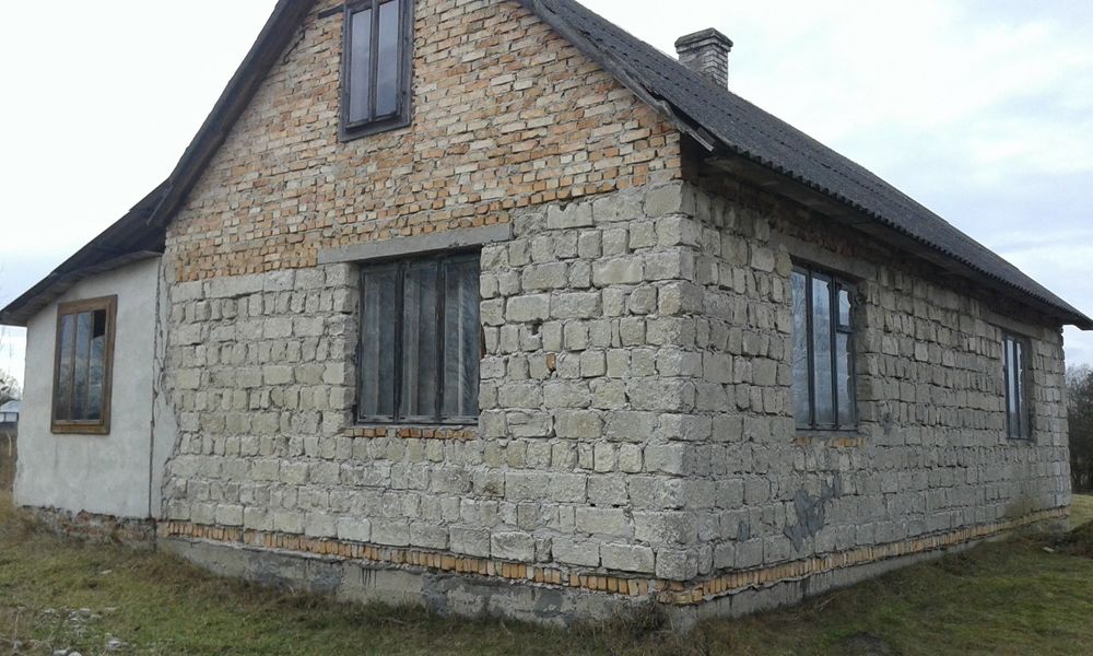 Продається  Земельна Діляка з будинком під лісом