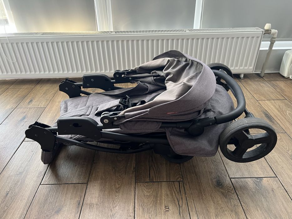 Продам сіру прогулянкову коляску Carello Quattro.