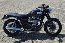 Triumph Bonneville T100 black + 2 capacetes BELL novos