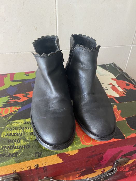 Botins pretos em pele