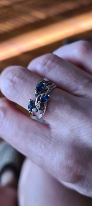 Кольцо в белом золоте с сапфирами и бриллиантами