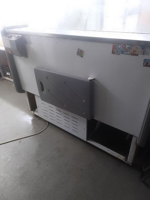 Холодильна вітрина. Холодильник.