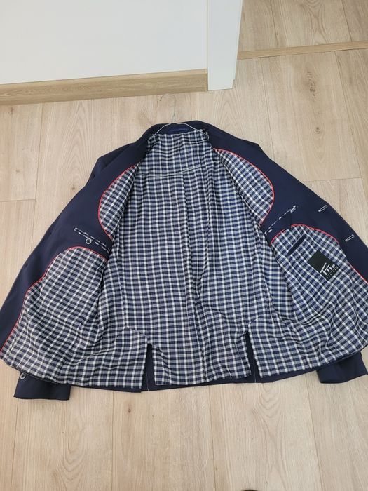 Granatowy garnitur męski