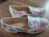Buty na lekkim obcasiku. R. 38 połysk