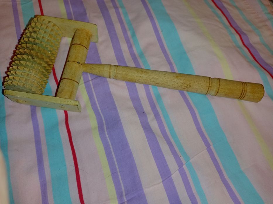 Массажер деревянный для тела ,универсальный ,валик