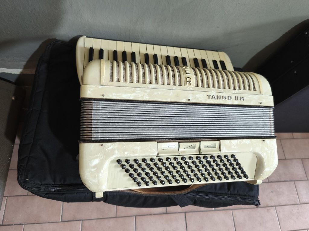 Akordeon Hohner Tango IIM głośny i lekki 96 basów
