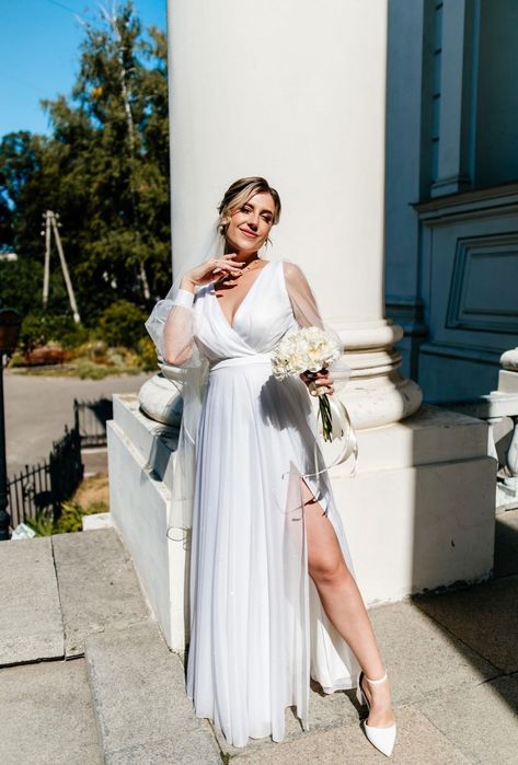 Весільна сукня кольору айворі.