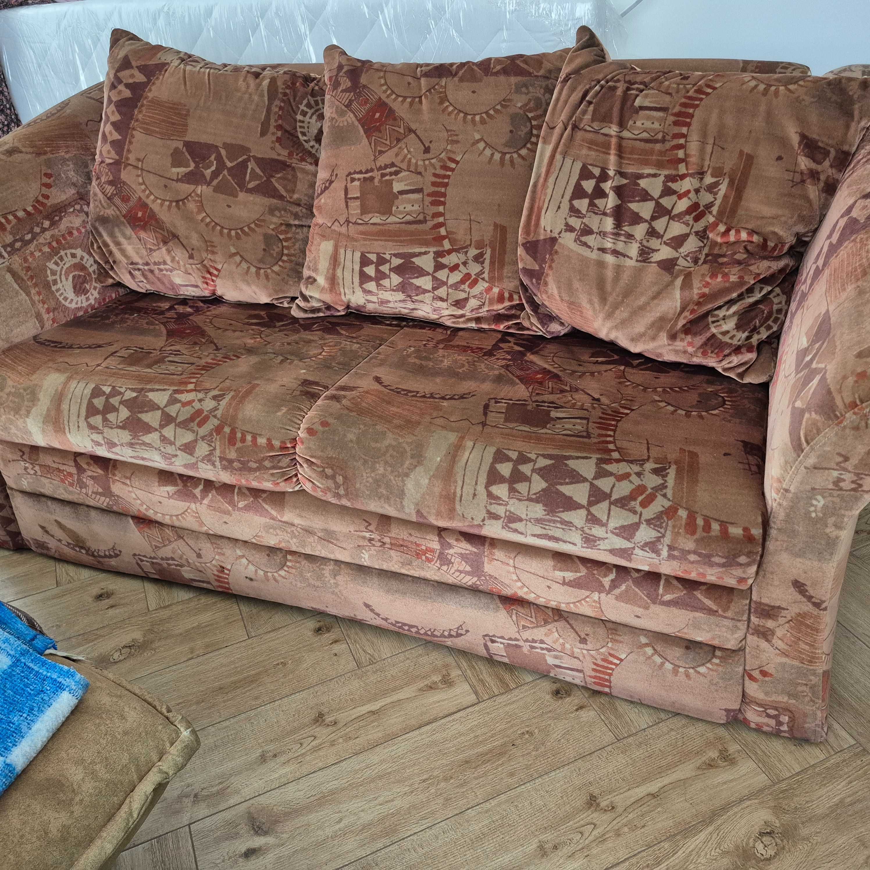 Sofa rozkladana, uzywana w dobrym stanie