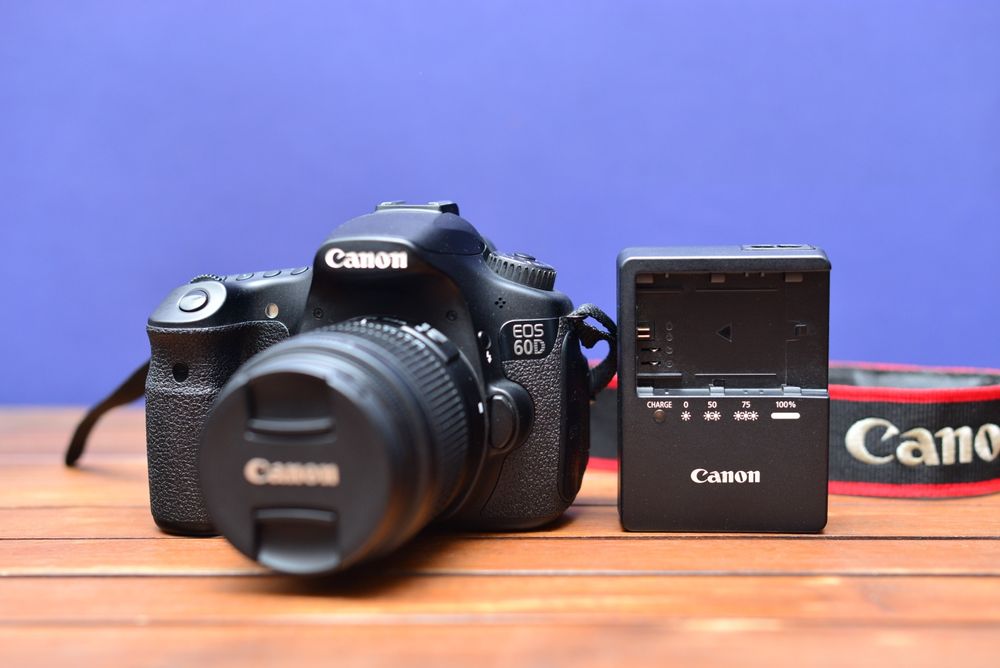 Aparat Canon EOS 60D + obiektyw 18-55 mm + torebka