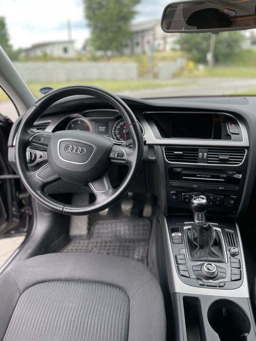 Audi A4 B8 Kombi 2.0TDI 143km lift manual alufelgi Cena do negocjacji.
