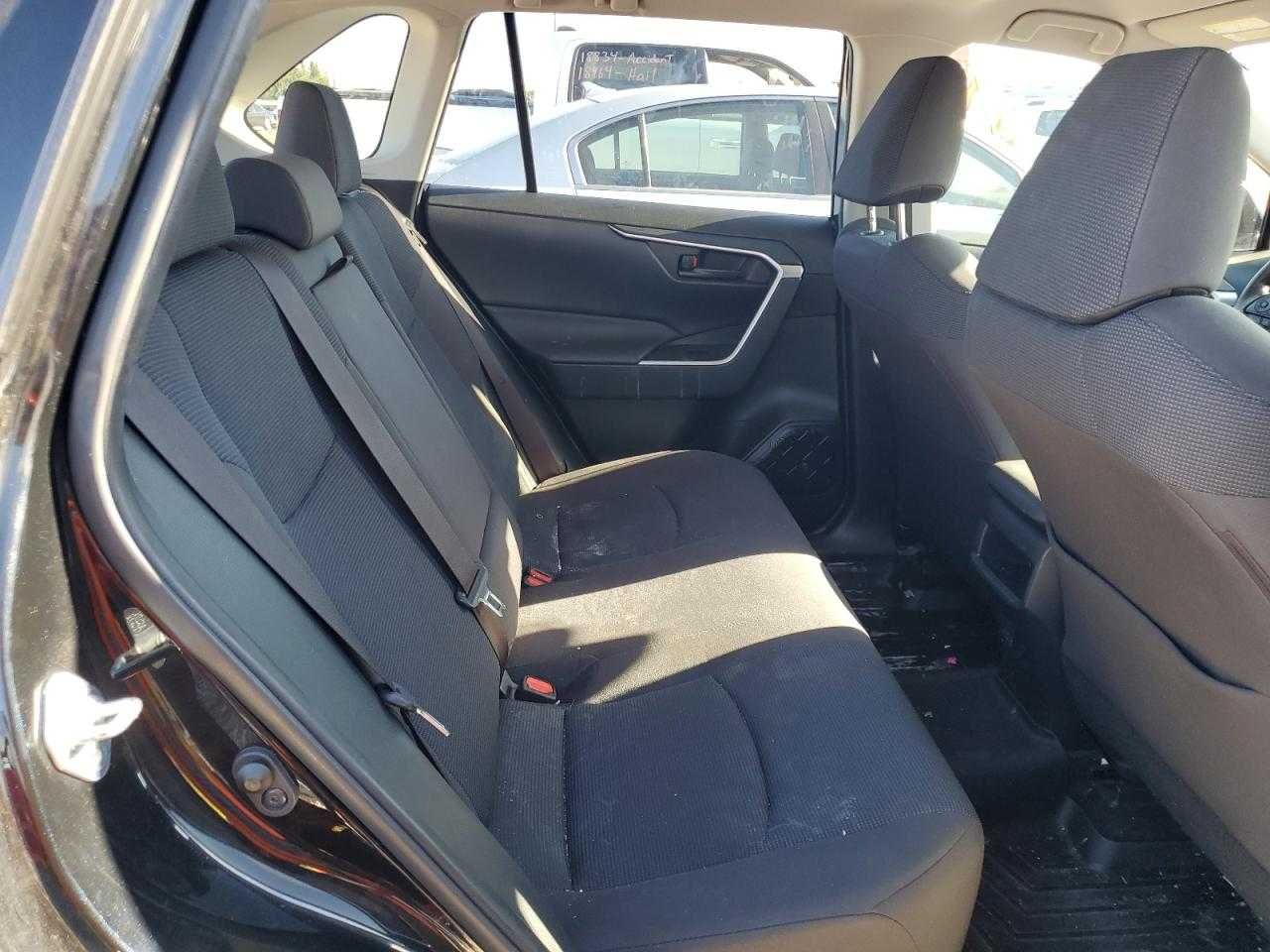 2019 TOYOTA RAV4 LE чорний колір