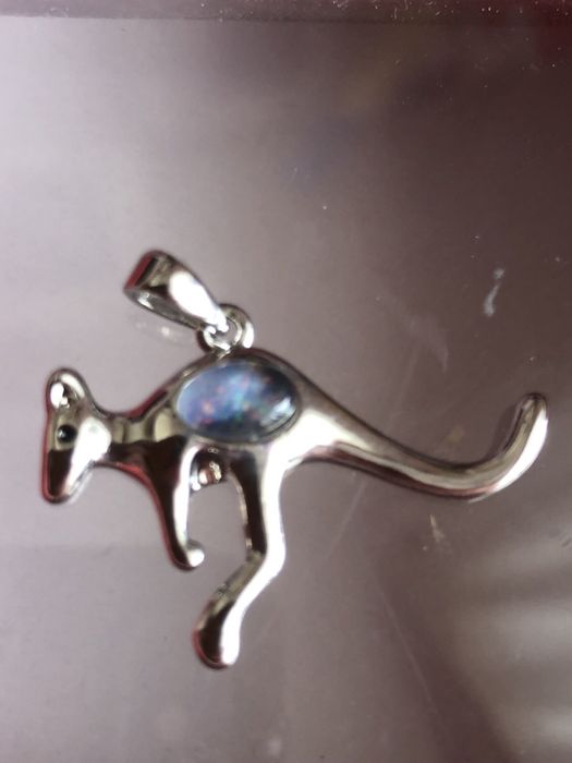 Підвіска "Кенгуру з опалом у триплеті" в коробці