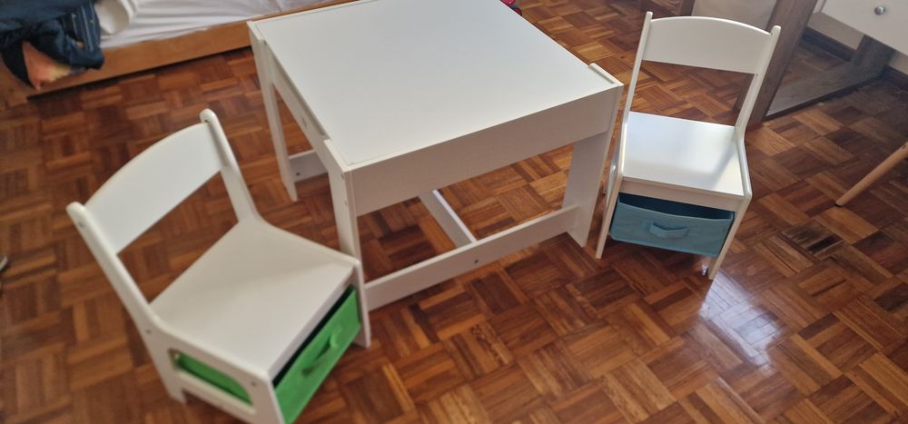 Mesa Secretária Infantil de Madeira com 2 Cadeiras