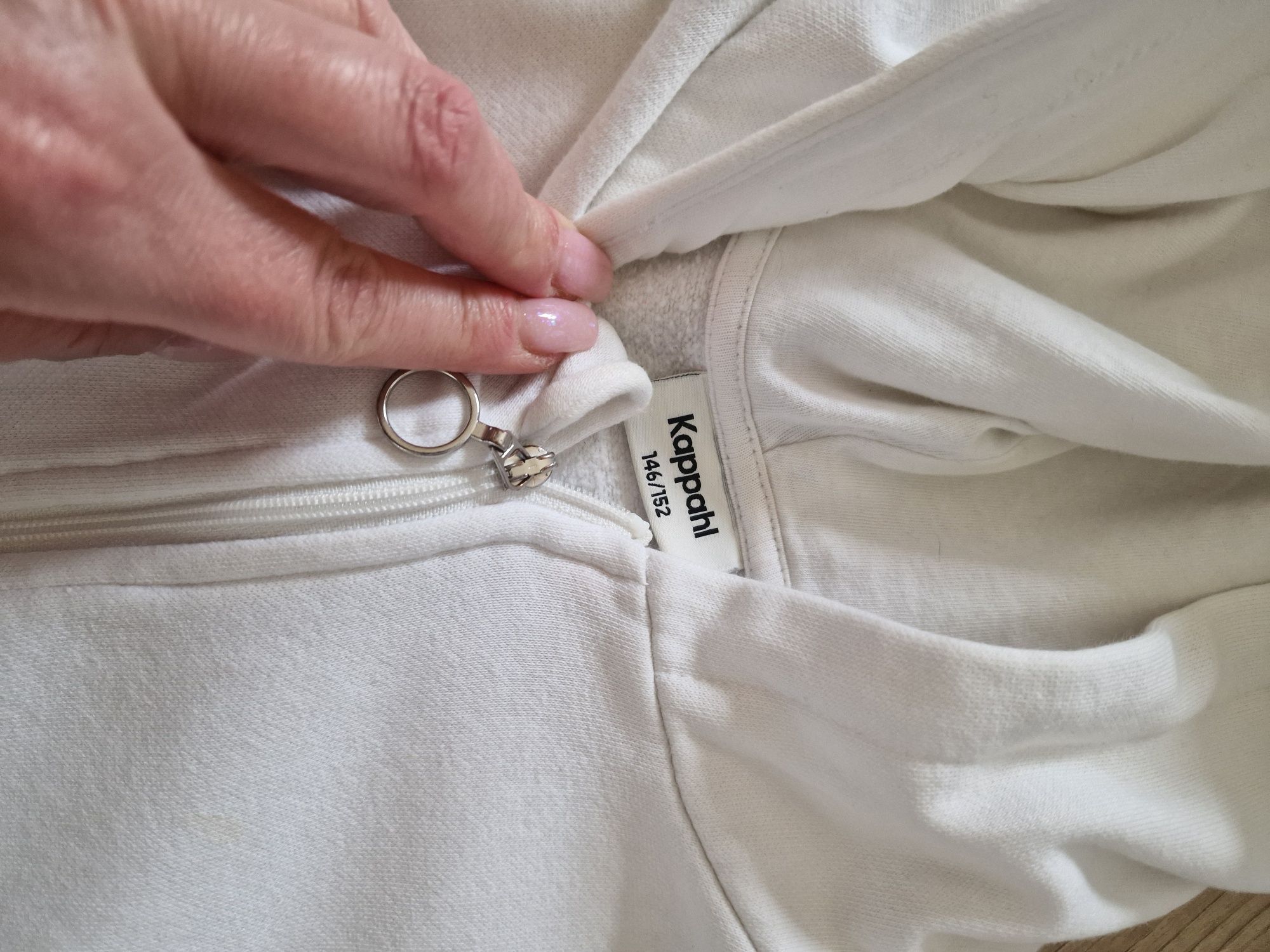 Biała bluza z kapturem kappahl 146