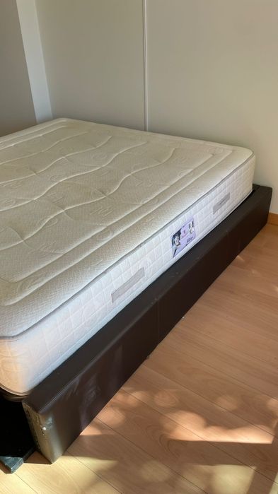 Cama completa com colchão e 2 mesas cabeceira