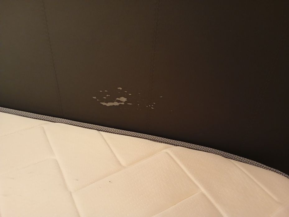 Cama casal forrada a pele sintética