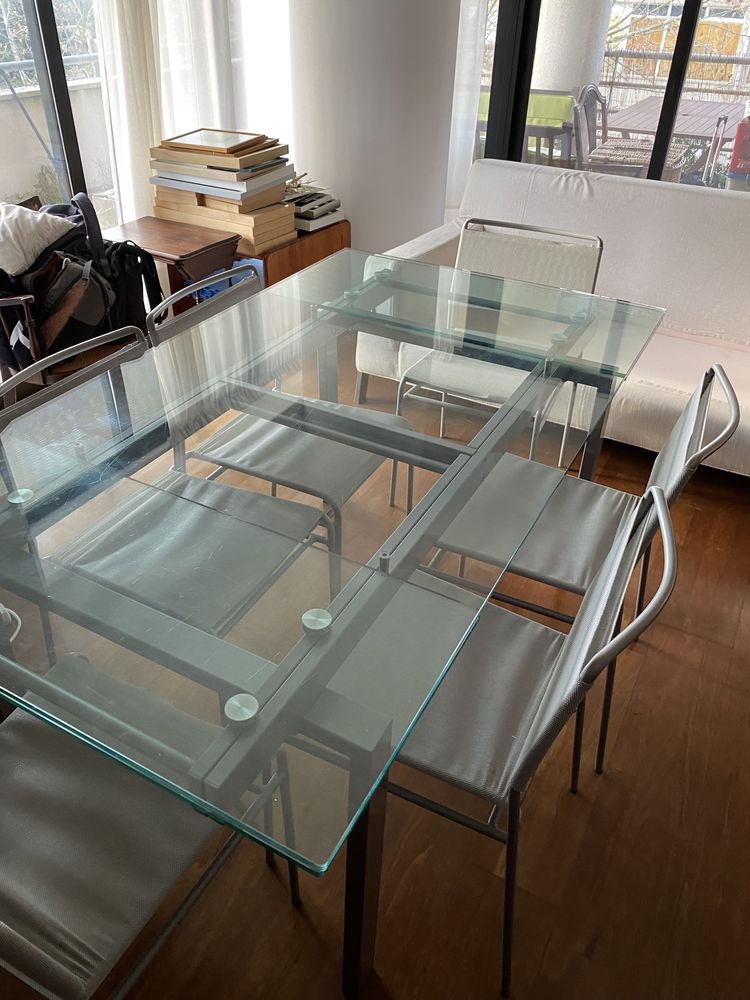 Mesa de jantar em vidro e metal extensível e cadeiras