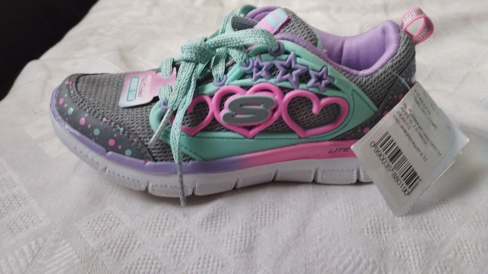 Продам новые кроссовки Sketchers на девочку