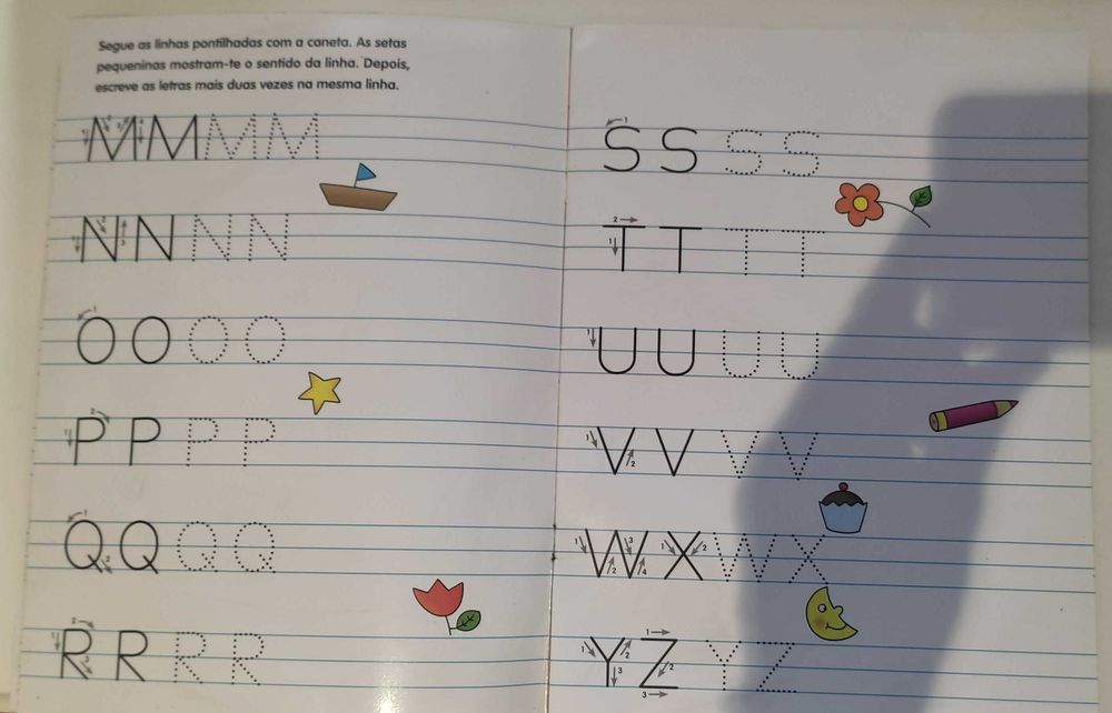 Livros didáticos reutilizáveis do tipo "escreve e apaga"