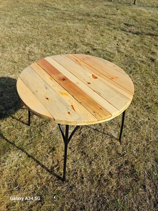 Stolik jest  okrągły