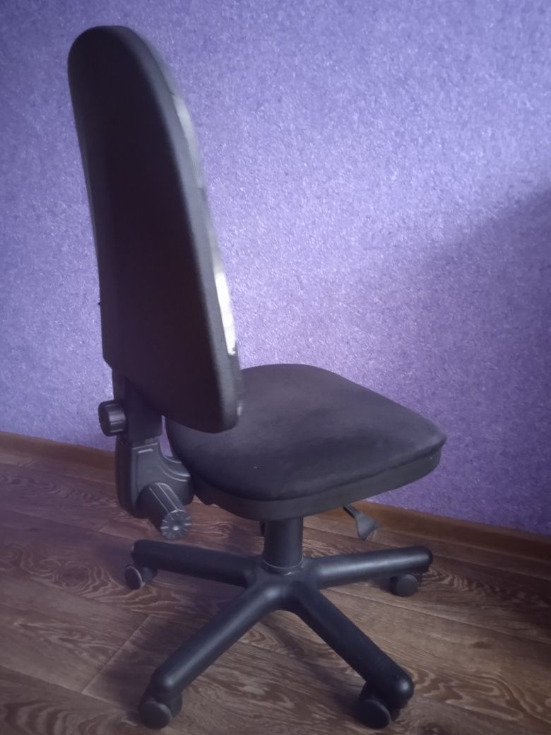 Офісне крісло на колесиках