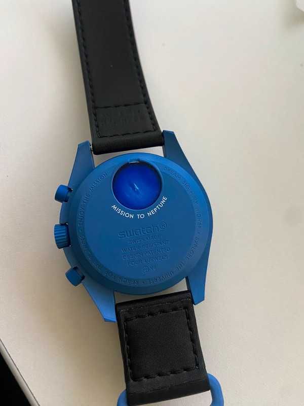 Omega Swatch SO33N100 – Neptun w Błękicie