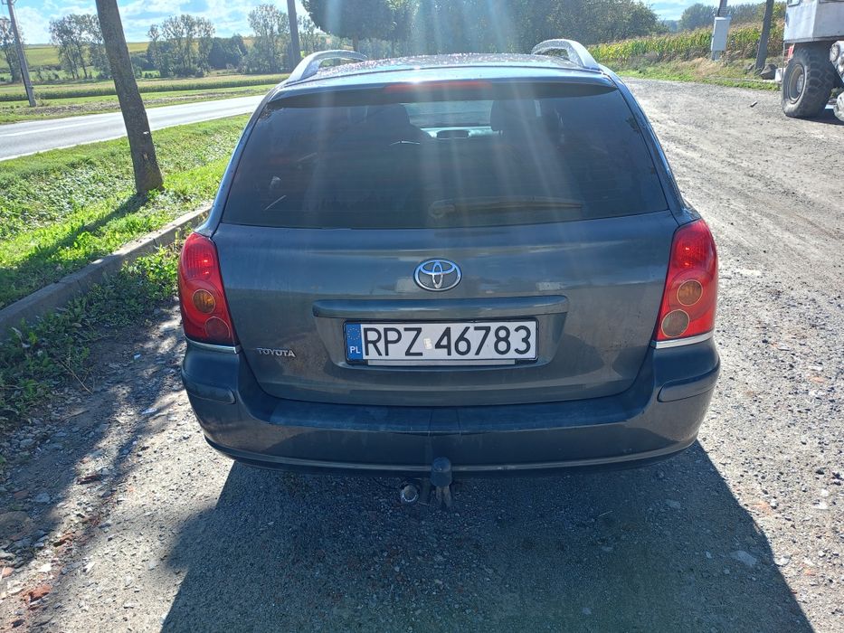 Sprzedam Toyotę Avensis t25
