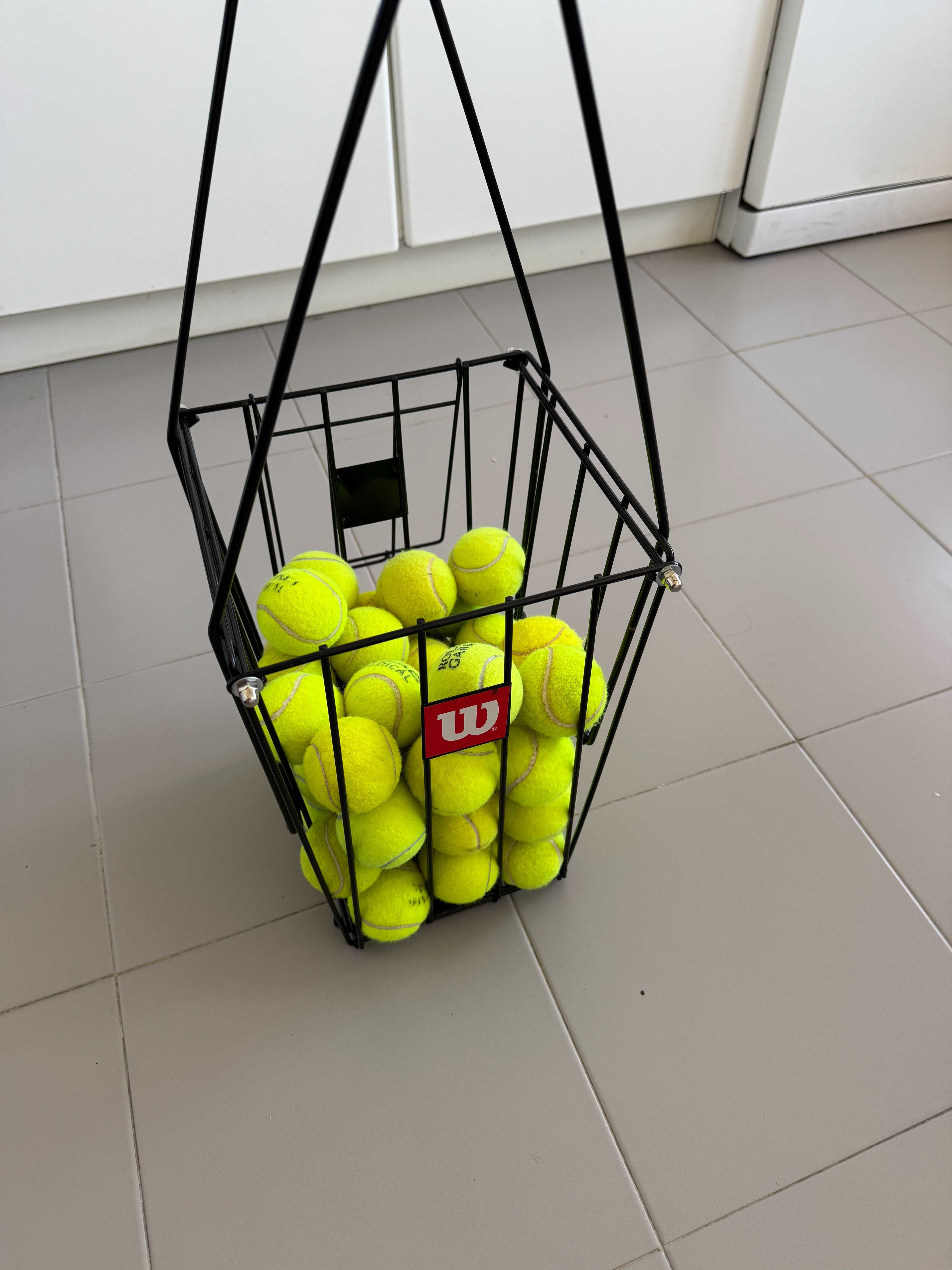 Cesto Wilson para 75 bolas com cerca de 40–50 bolas.