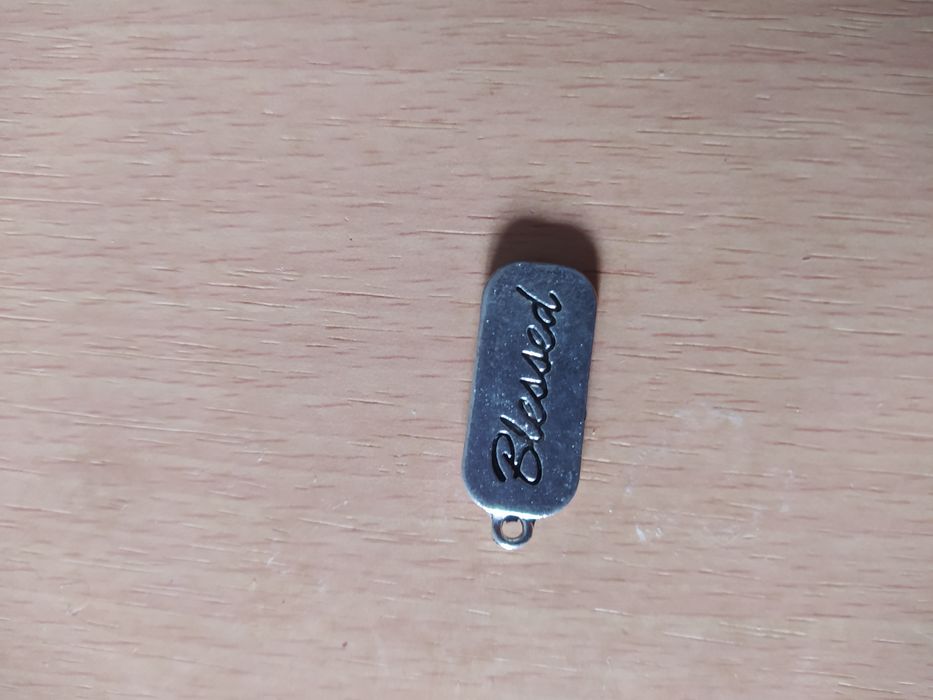 Pendente Blessed/Abençoado prateado NOVO