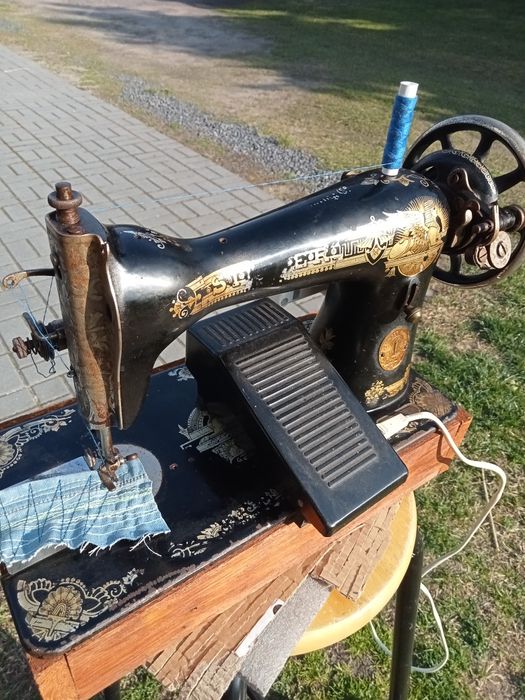Maszyna do szycia Singer z napędem elektrycznym.