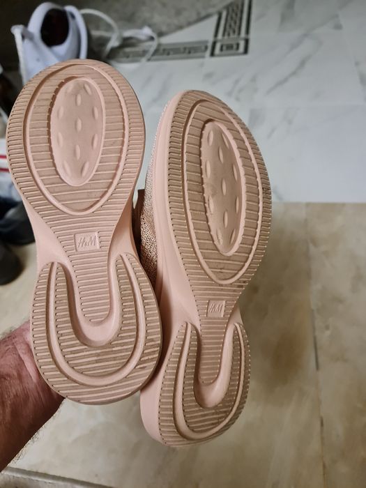 Кросівки жіночі HM одягалися 1 раз.