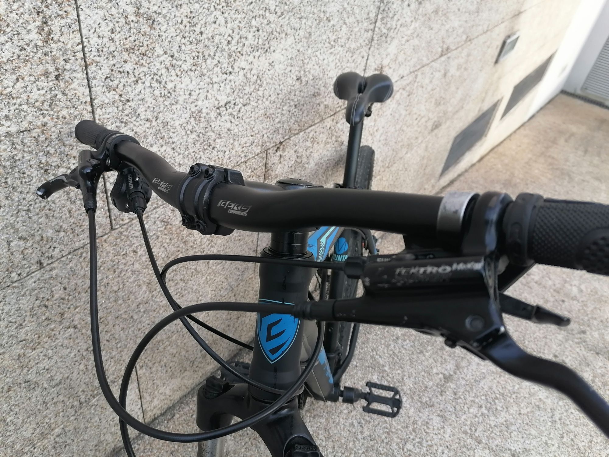 Bicicleta btt Berg trailrock rodas 29 travões disco