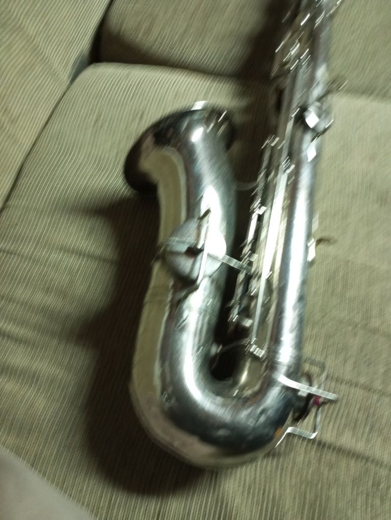 Saxofone francês antigo boa marca