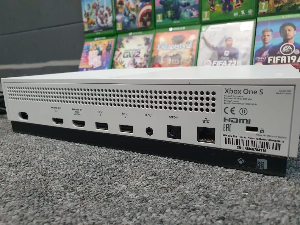Xbox one S 1000gb + 2pady