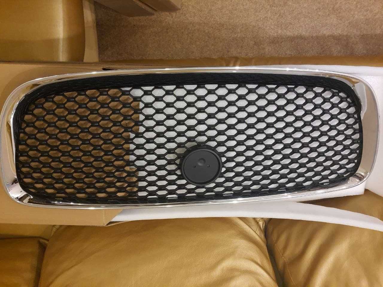Решетка радиатора Jaguar F-PACE XF XE пластик кронштейн C2Z13199