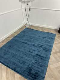 Ręcznie tkany dywan z wiskozy Jane 160x230 ciemny niebieski